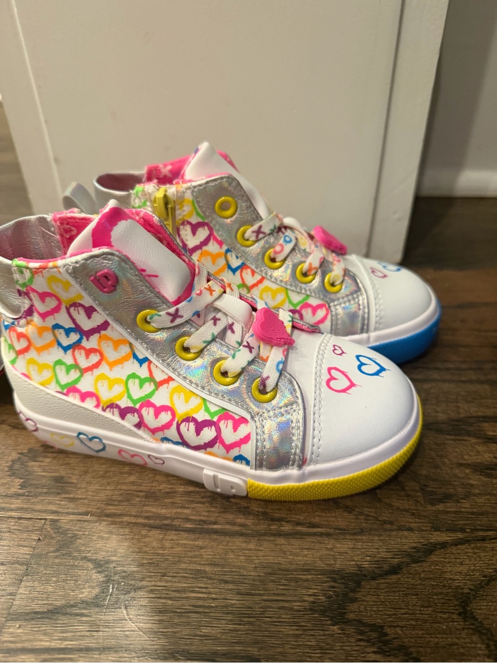 NWT Toddler Kids Heart Print High-Top Sneakers in Multicolor